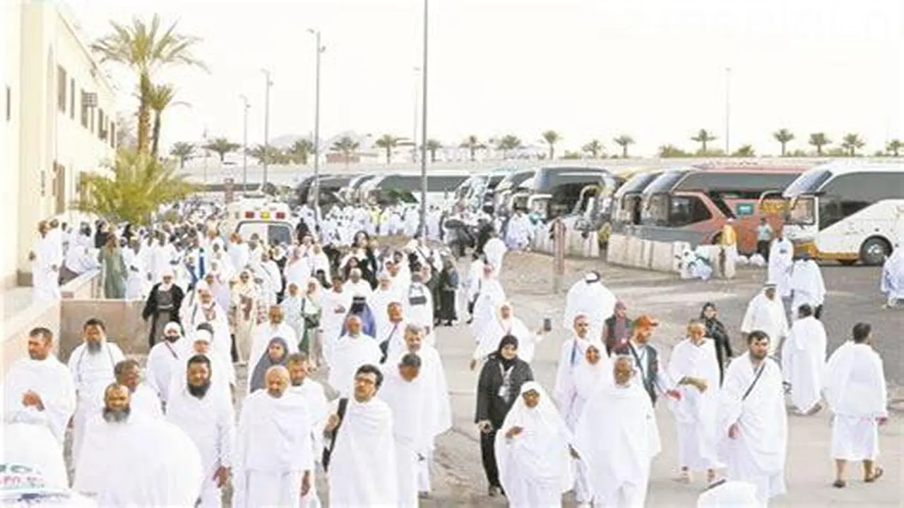 تدفق الحافلات ينقل الحجاج المصريين إلى صعيد عرفات بانتظام